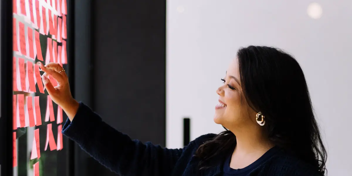 Fernanda Leal trabalhando ao vivo na estruturação de negócios